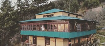 80 year old Vintage property....located between Apple orchards and pine trees