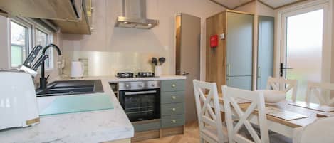 Cottage | Private kitchen | Fridge, electric kettle, toaster, cookware/dishes/utensils