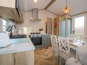 Cottage | Dapur pribadi | Lemari es, ketel listrik, dan pemanggang roti