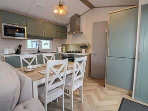 Cottage | Private kitchen | Fridge, electric kettle, toaster, cookware/dishes/utensils - Owl (Leominster)