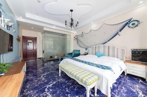 Un dormitorio con cama, banco y televisor.