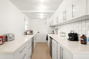 Fridge, microwave, oven, stovetop - Chic Studio Retreat in a Prime Location (New Farm)