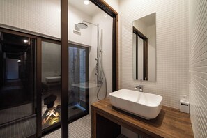 Jetted bath, hair dryer, bidet, towels - Kenrokutei Oyado - 7 min. walk from Kenrokuen Garden, luxury old private house for up to 10 people. (金沢市)