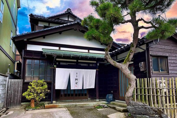 Exterior - Kenrokutei Oyado - 7 min. walk from Kenrokuen Garden, luxury old private house for up to 10 people. (金沢市)