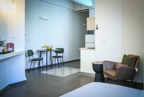 Estudio | Área de sala de estar | Smart TV de 40 pulgadas con canales por cable 