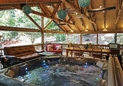 Poplar Ridge Retreat -Hot tub- Pets OK -Wifi, Outdoor Living Area-Fenced Dog Run