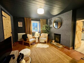 Smart TV, fireplace - Style House Luxury Cottage (Jameston)