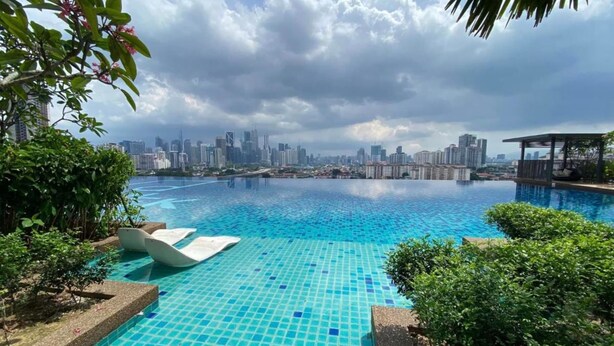 Una piscina con un horizonte urbano al fondo.