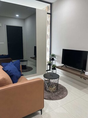 Elite Studio | Living area | Flat-screen TV - Datum Jelatek by Plush (Ampang)