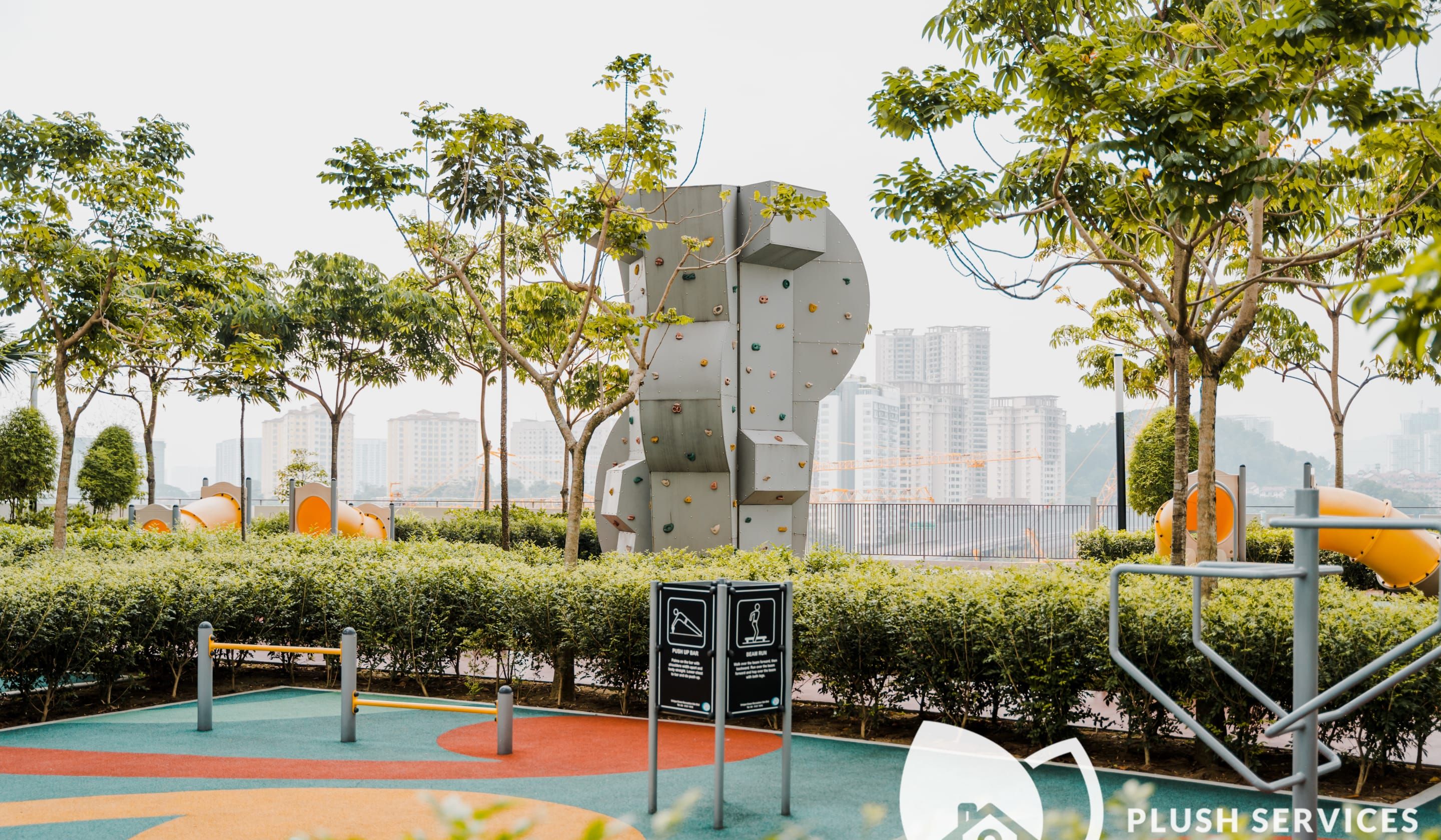Una estructura para escalar al aire libre rodeada de follaje y edificios urbanos.