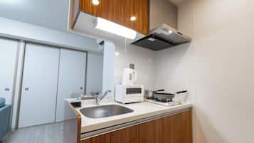 Premier Apartment | Private kitchen | Fridge, microwave, stovetop, electric kettle