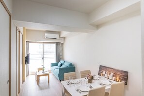 Desk, laptop workspace, blackout drapes, free WiFi - H2H SHINSAIBASHI I (Osaka)