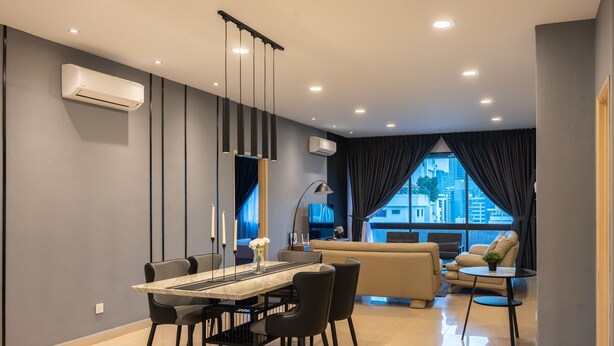 Un salon moderne avec un coin repas, un canapé et une vue sur la ville.