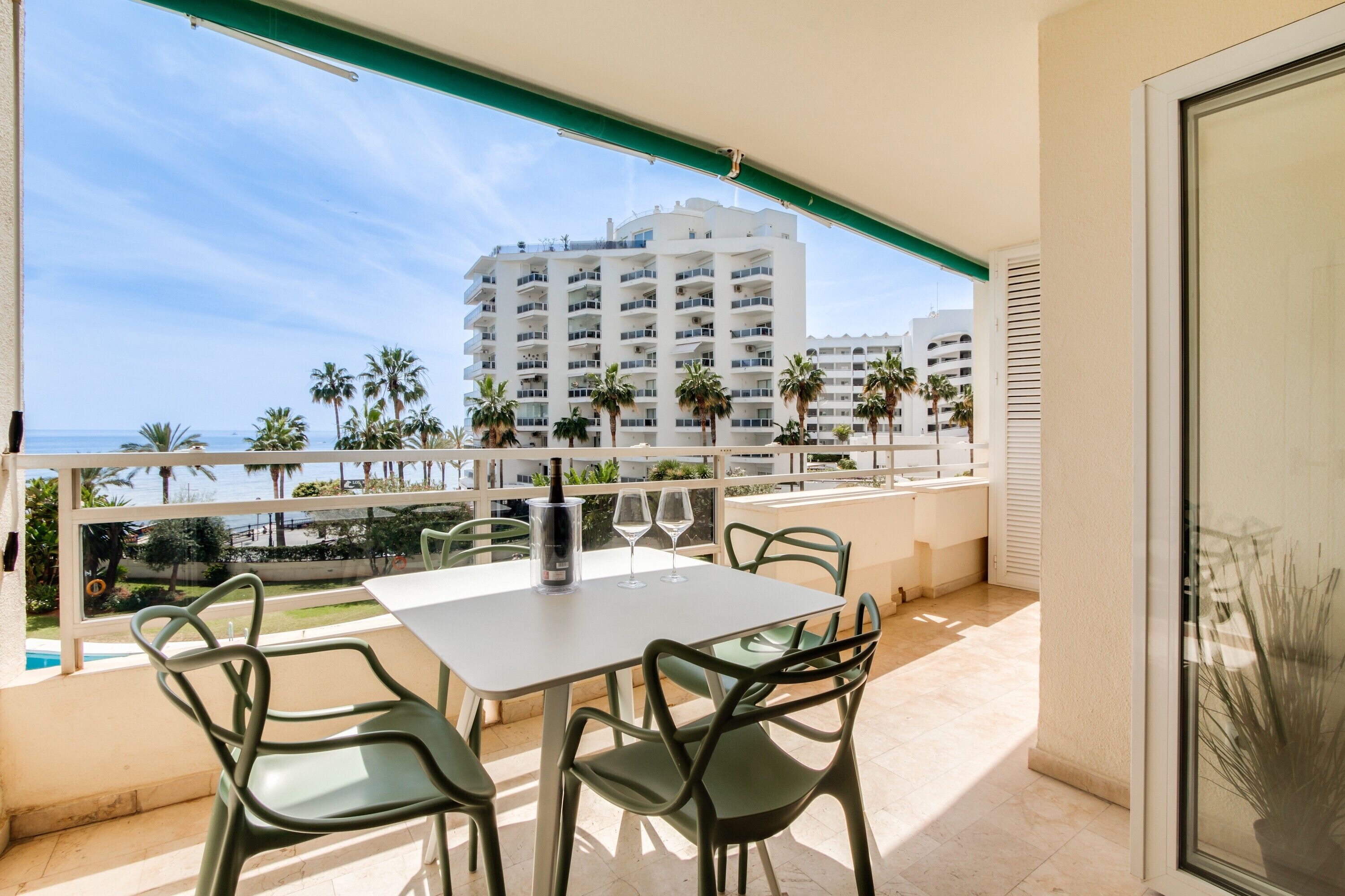 屋外ダイニングエリア