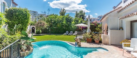 Lämmitetty uima-allas