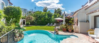 Villa 'By The Beach 5 Bedrooms' with Sea View, Wi-Fi and Air Conditioning