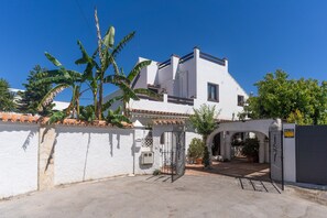Exterior - Villa 'By The Beach 5 Bedrooms' with Sea View, Wi-Fi and Air Conditioning (Marbella)