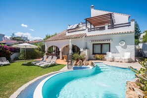 A heated pool - Villa 'By The Beach 5 Bedrooms' with Sea View, Wi-Fi and Air Conditioning (Marbella)