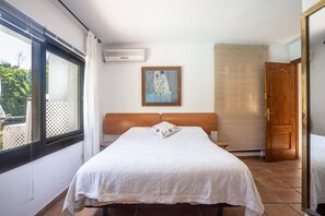 5 bedrooms, iron/ironing board, free WiFi, bed sheets - Villa 'By The Beach 5 Bedrooms' with Sea View, Wi-Fi and Air Conditioning (Marbella)