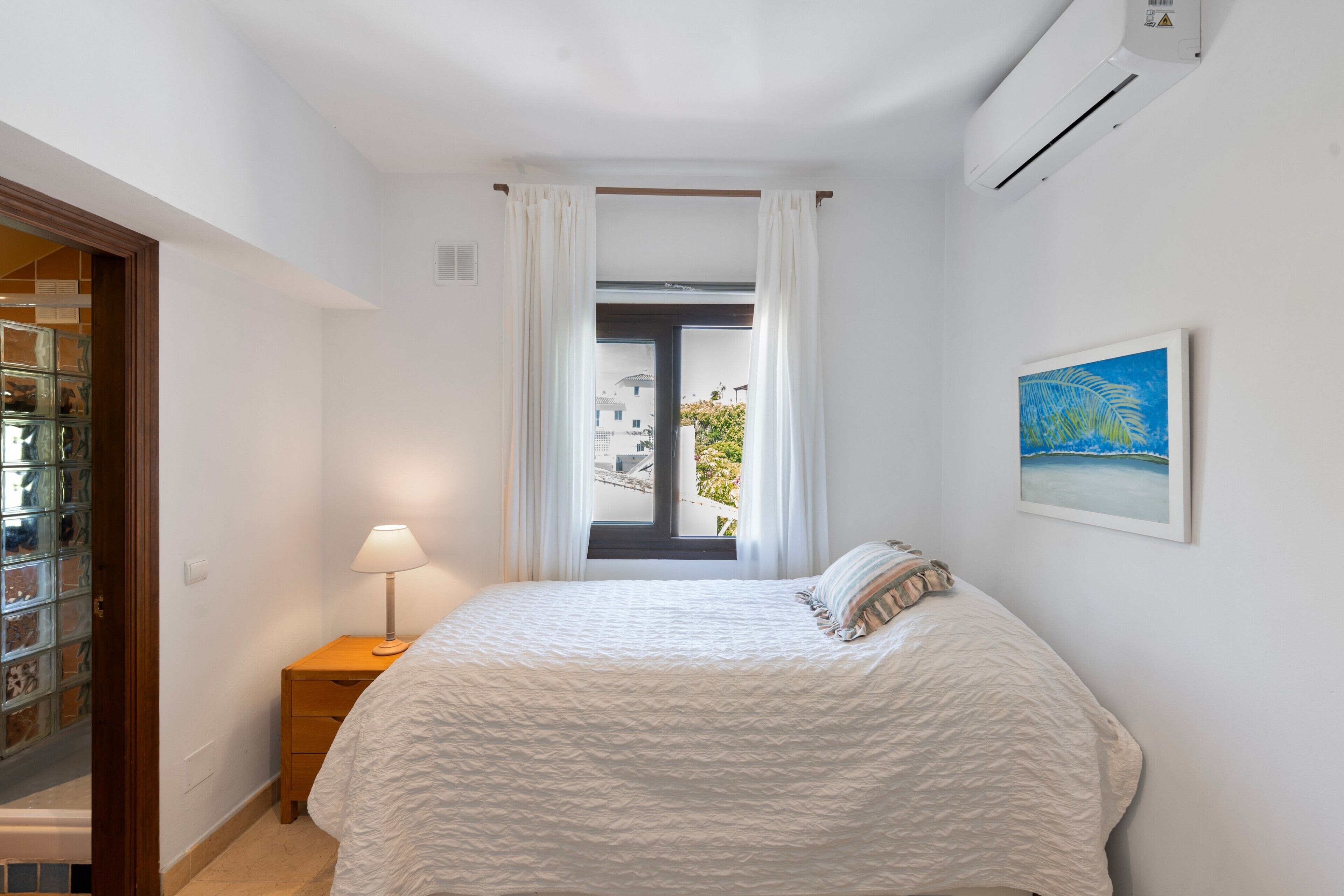 5 bedrooms, iron/ironing board, free WiFi, bed sheets