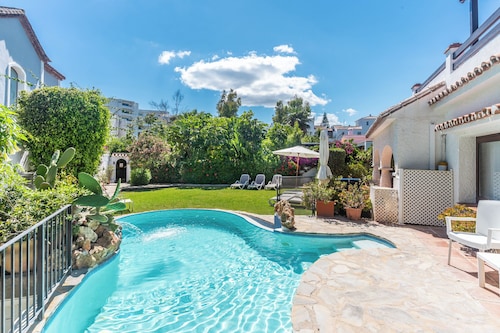 Villa 'By The Beach 5 Bedrooms' with Sea View, Wi-Fi and Air Conditioning