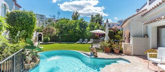 Villa 'By The Beach 5 Bedrooms' with Sea View, Wi-Fi and Air Conditioning