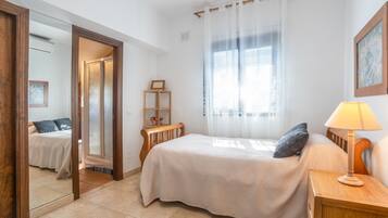 5 bedrooms, iron/ironing board, free WiFi, bed sheets