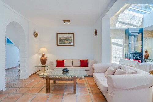 Villa 'By The Beach 5 Bedrooms' with Sea View, Wi-Fi and Air Conditioning