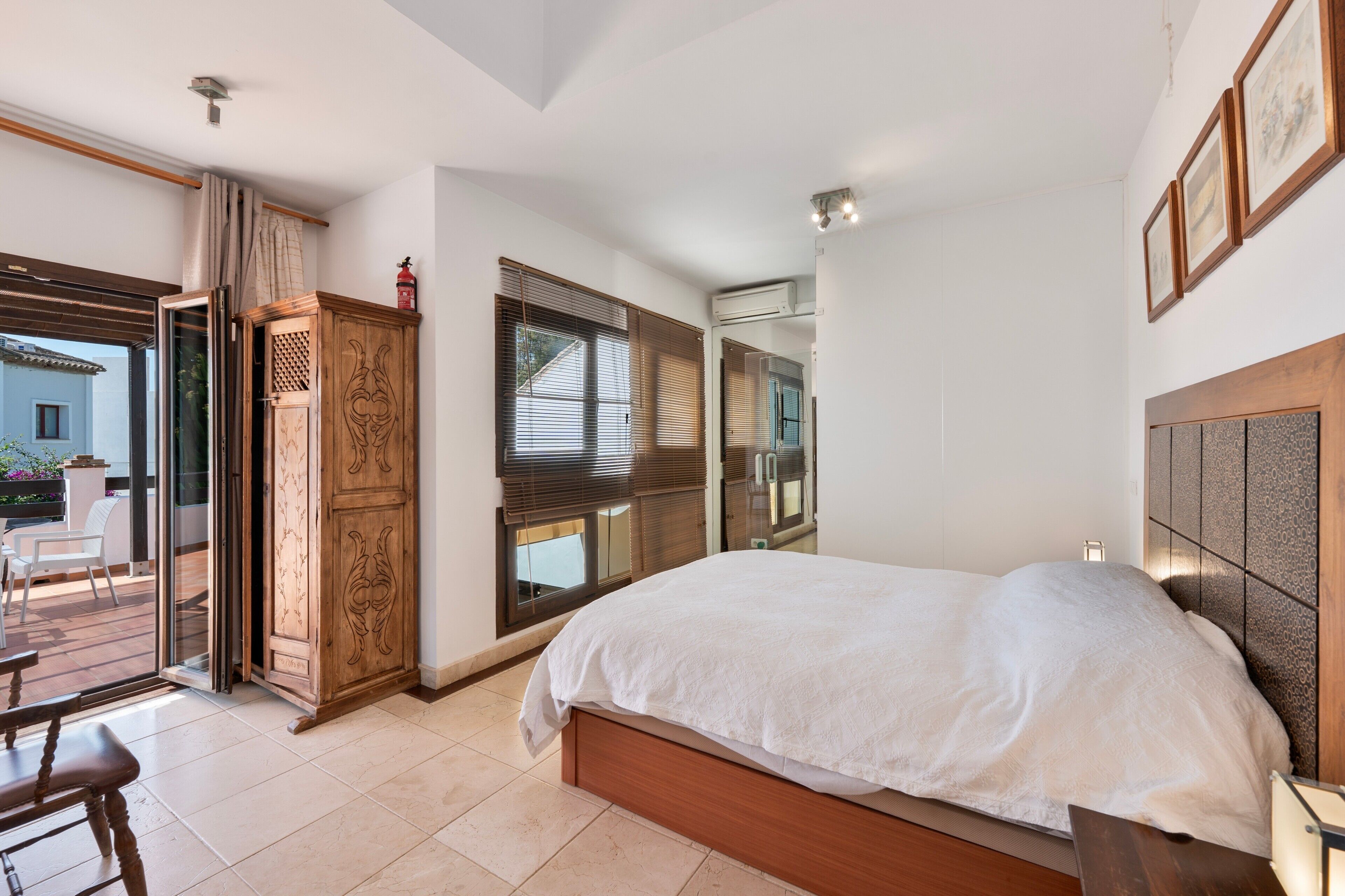 5 dormitorios, tabla de planchar con plancha, wifi gratis y ropa de cama