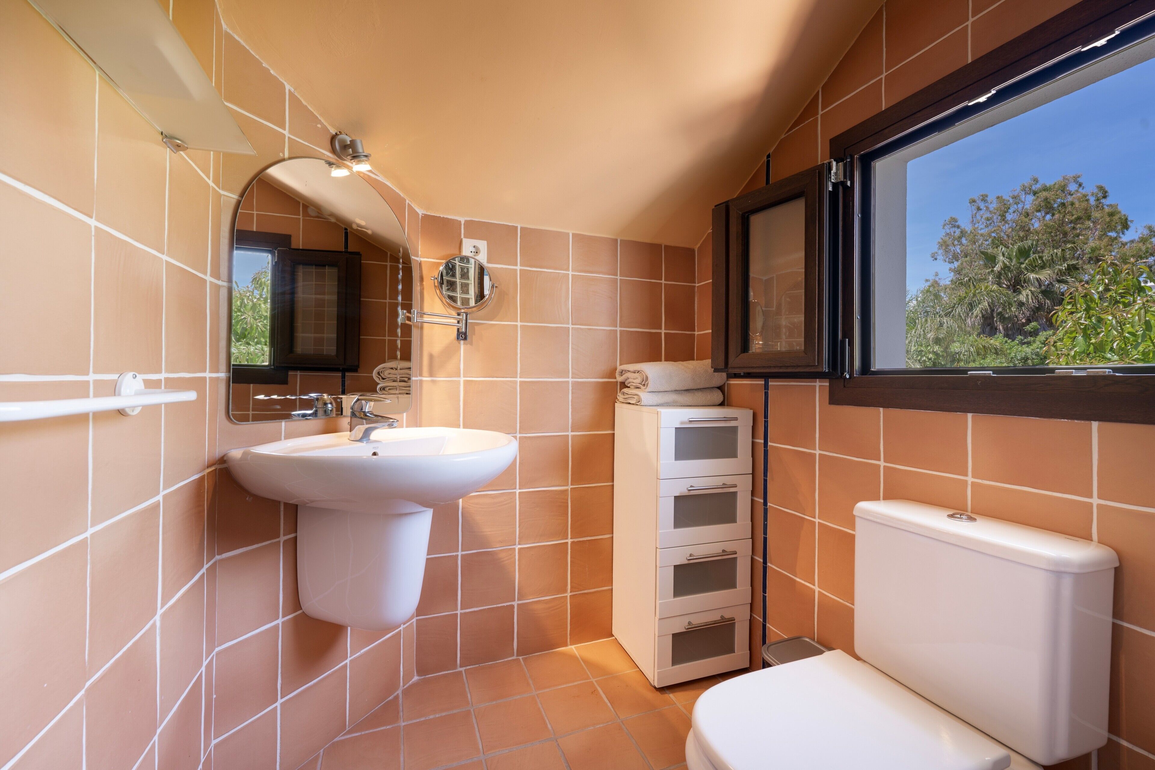 Bañera, secador de pelo y toallas