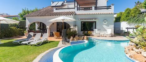 Lämmitetty uima-allas