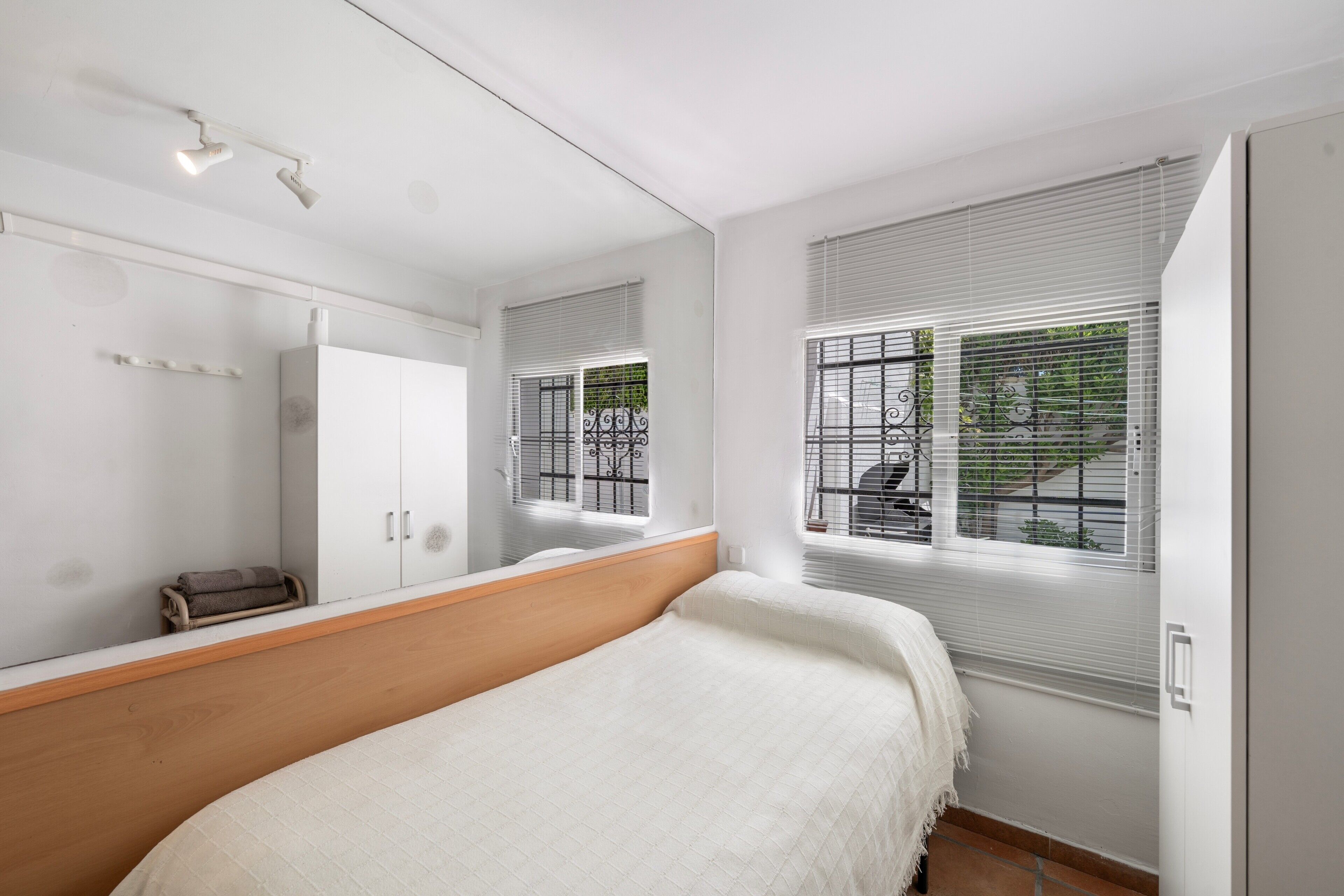 5 bedrooms, iron/ironing board, free WiFi, bed sheets