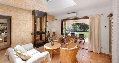 Villa 'By The Beach 5 Bedrooms' with Sea View, Wi-Fi and Air Conditioning