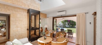 Villa 'By The Beach 5 Bedrooms' with Sea View, Wi-Fi and Air Conditioning