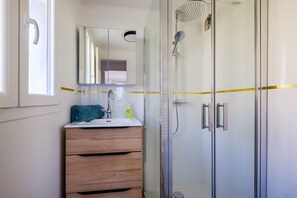 Douche, sèche-cheveux, serviettes fournies