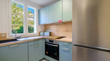 Køleskab, ovn, kogeplade, kaffe-/temaskine