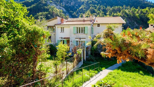 A two-story house with a garden, surrounded by mountains. - Holiday Home 'Jolie Maison' with Wi-Fi (Lucéram)