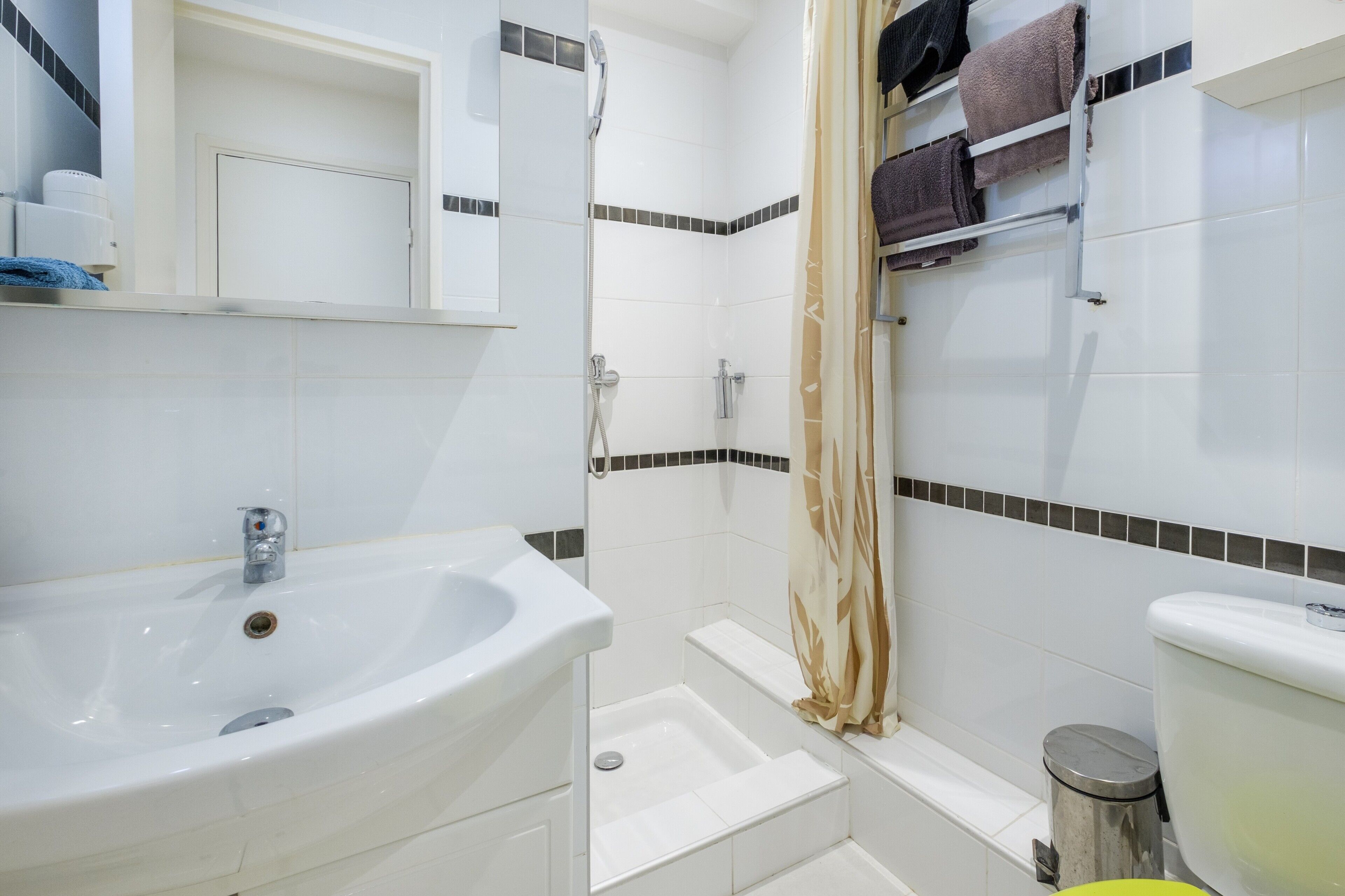 Dusche, Haartrockner, Handtücher