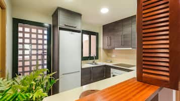 Een koelkast, een oven, een kookplaat, een vaatwasser