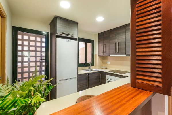 Fridge, oven, stovetop, dishwasher