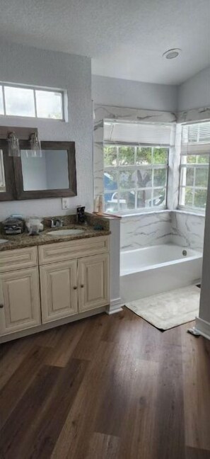 Haartrockner, Handtücher, Seife, Shampoo