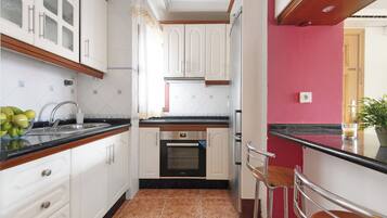 Een koelkast, een magnetron, een oven, een kookplaat