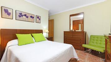 2 slaapkamers, een strijkplank/strijkijzer, gratis wifi, beddengoed