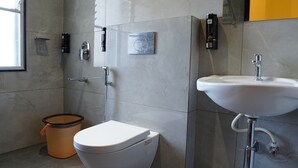 Un baño moderno con inodoro, bidé y lavabo.