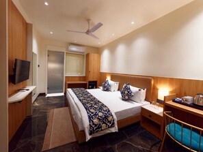 办公桌、遮光窗帘、免费 WiFi、床单