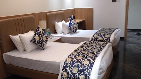 Deluxe Twin Room | 1 bedroom, desk, blackout drapes, free WiFi