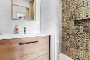 Shower, hair dryer, towels - Villa with Sea View, Wi-Fi and Air Conditioning (Fréjus)