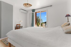 2 bedrooms, iron/ironing board, free WiFi, bed sheets - Villa with Sea View, Wi-Fi and Air Conditioning (Fréjus)
