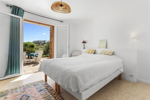 2 عدّة غرف نوم ومكواة/لوح كي وواي فاي مجانًا وملاءات أسرّة