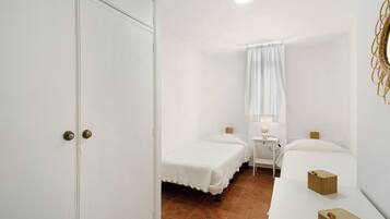 1 dormitorio, tabla de planchar con plancha, wifi gratis y ropa de cama